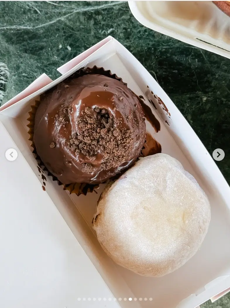 Apa Bedanya Bomboloni Thai Tea dengan Choco Mochi Bomb?